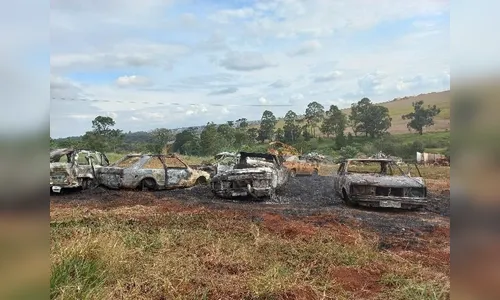 Incêndio em sucata de veículos mobiliza Bombeiros e PM de Apucarana