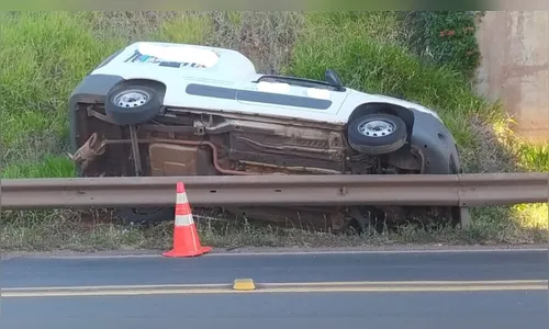 Motorista perde controle da direção e veículo tomba em Apucarana