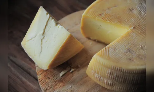 PM aposentado tenta pagar programa com queijo e é detido em MG