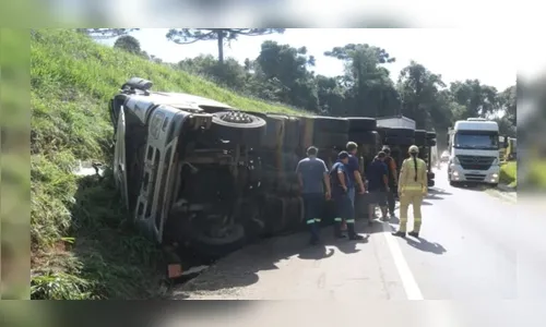 Caminhão tomba na BR-376 e motorista fica ferido