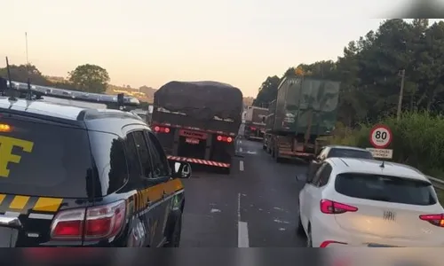 Engavetamento com cinco veículos interdita parcialmente a BR-376