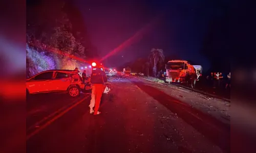 Caminhão perde os freios e causa acidente com 3 mortes e 7 feridos