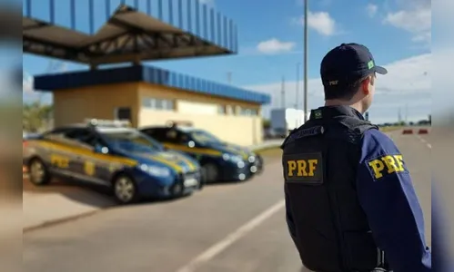 Equipe da PRF salva bebê engasgado no Paraná; veja