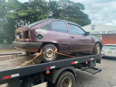 O carro estava abandonado em uma estrada