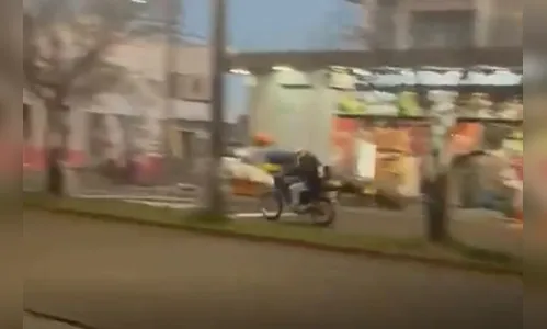 Adolescente empina moto na frente da PM e foge em alta velocidade