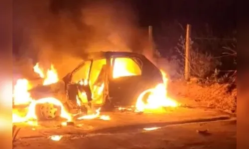 Homem não aceita fim do casamento e ateia fogo em carro e moto da ex
