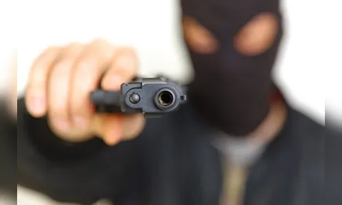 Bandidos encapuzados e armados invadem propriedade na Vila Reis