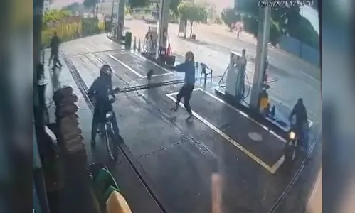 Vídeo: ladrão cai antes de roubar malote de posto em Apucarana