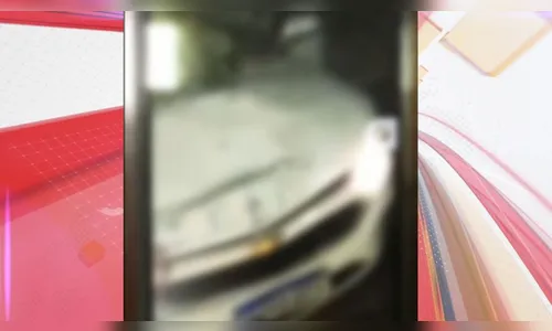 Ladrões rendem motorista em Curitiba, batem carro e postam vídeo; veja