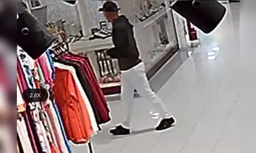 Criminosos invadem shopping, efetuam disparos e roubam joalheria; veja
