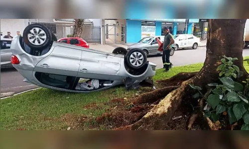 Câmera flagra acidente que deixou motorista ferido, em Maringá