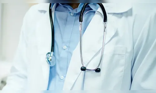 Médico com 57 passagens é preso por importunação sexual no PR