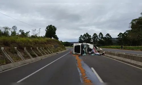Tombamento na BR-376 deixa caminhoneiro de Apucarana ferido