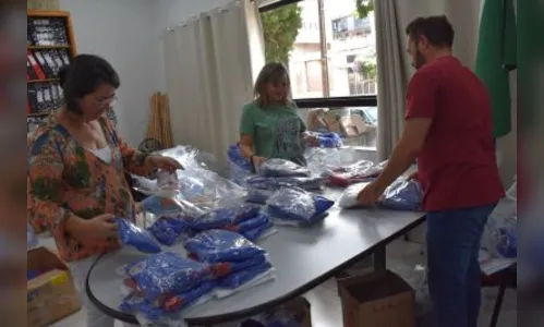 Marilândia do Sul entrega uniformes para alunos da rede municipal
