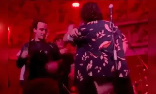 Membros de banda de rock chocam fãs ao se agredirem no palco; veja
