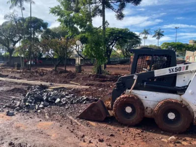 Obras estão em andamento na praça