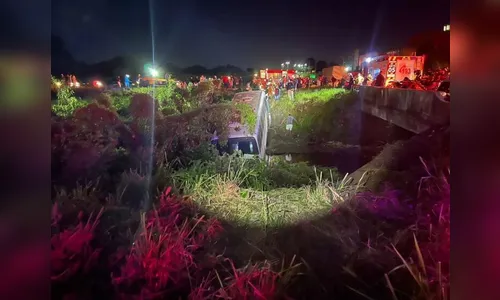 Ônibus cai de ribanceira e seis pessoas ficam em estado grave