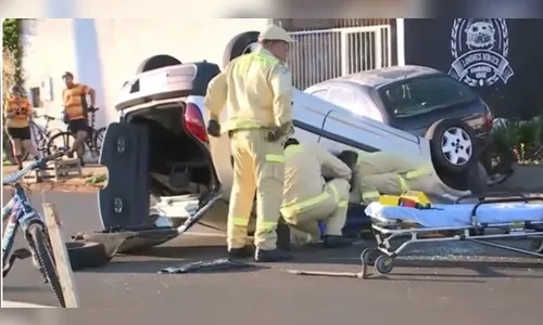 Capotamento na Avenida dos Pioneiros em Londrina deixa mulher ferida