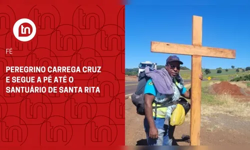 Peregrino carrega cruz e segue a pé até o Santuário de Santa Rita