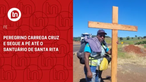 Peregrino carrega cruz e segue a pé até o Santuário de Santa Rita