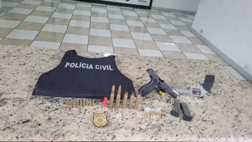 Pistola, revólver e munição foram apreendidos