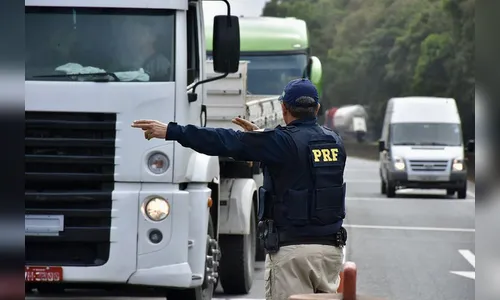 Dos 22 pneus de carreta, 20 estavam carecas, flagra PRF no PR; assista