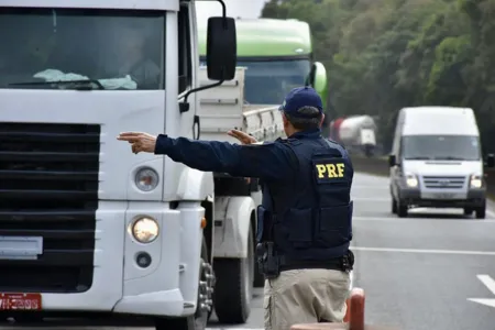 Polícia Rodoviária Federal durante fiscalização