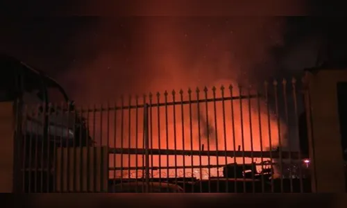 Incêndio destrói casas e igreja no PR; vizinhos salvam 6 crianças