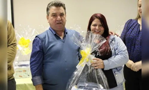 Arapongas faz a entrega de novos uniformes para as merendeiras