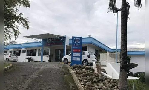 Médico que teria feito oração durante atendimento à criança é demitido