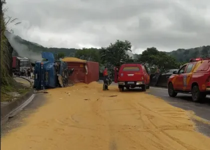 Um caminhão carregava um container e o outro soja