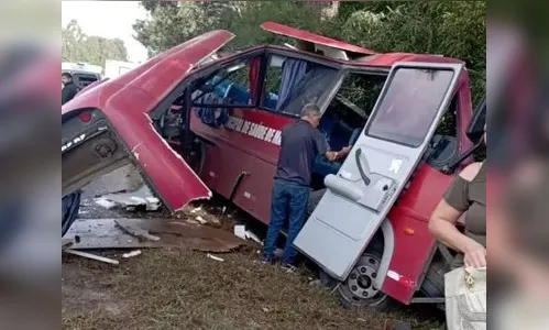 Ônibus da Saúde de prefeitura fica completamente destruído no Paraná
