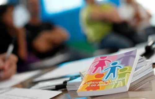 As crianças foram passar o final de semana com o pai e ele requisitou a transferência delas para Apucarana