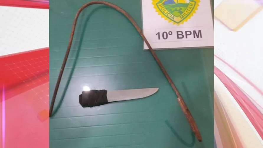 Faca e barra de ferro foram apreendidas