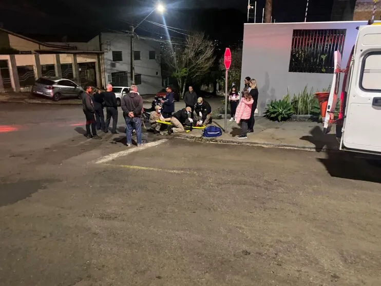 Motociclista sendo atendida pelos socorristas