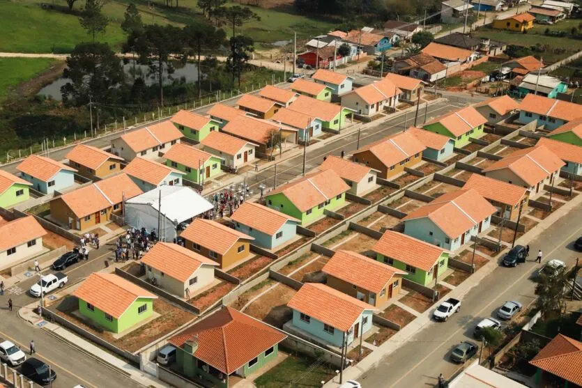 O Governo do Estado vai destinar cerca de R$ 800 milhões para subsidiar a quantia e a previsão é de que sejam construídas 40 mil novas moradias no Estado pelos próximos quatro anos