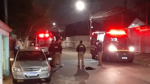 O suspeito estaria em surto, conforme amigos