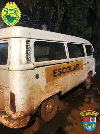 O veículo foi encontrado, após a equipe receber uma denúncia que relatava que a Kombi estaria abandonada numa estrada rural