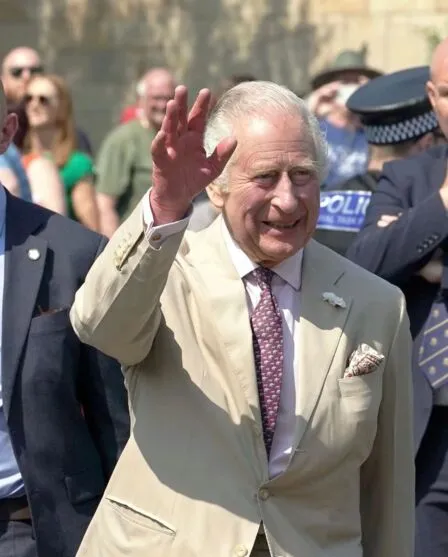 Rei Charles III celebra seu aniversário em desfile oficial em Londres.
