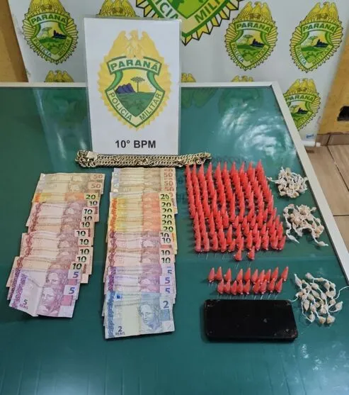 A PM apreendeu 175 pinos de Cocaína e 105 pedras de Crack.