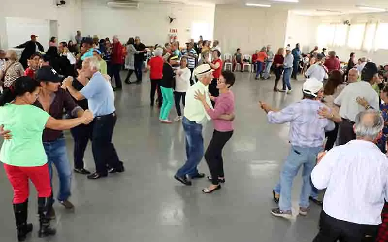 A atividade física promovida pela dança combate o sedentarismo, o isolamento social e ajuda a prevenir a depressão