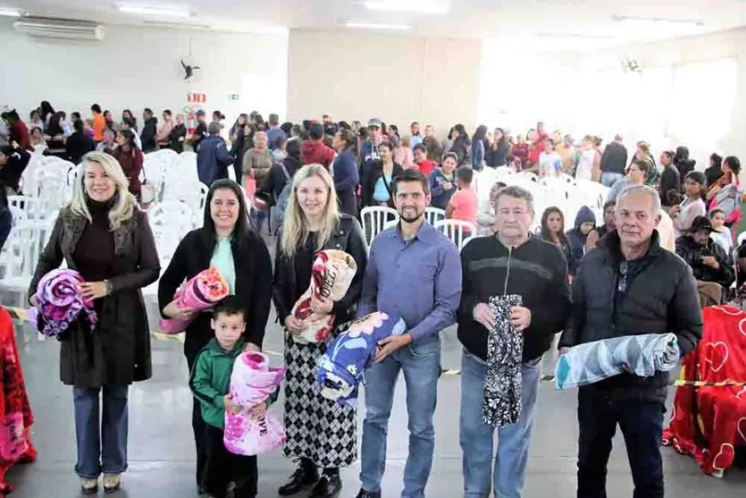 A entrega dos cobertores ocorreu no Centro da Melhor Idade