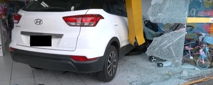 A motorista entrou com o carro no estabelecimento comercial