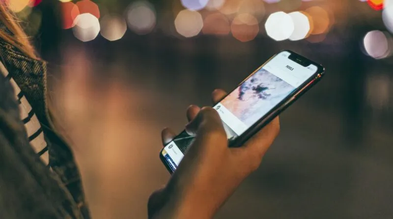 A mulher teria pulado o muro da casa e pegado o celular que estava na cozinha