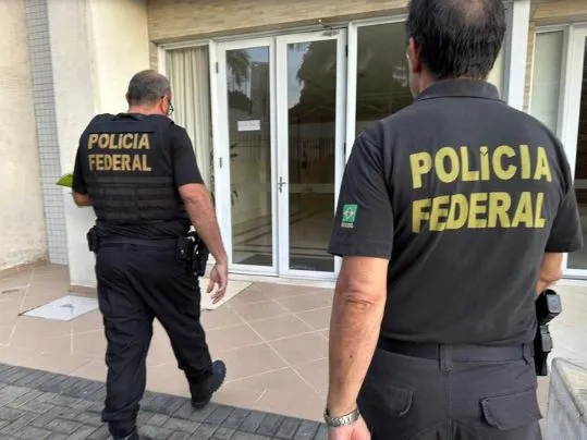 A operação mobiliza 20 policiais federais e 10 militares do Exército Brasileiro