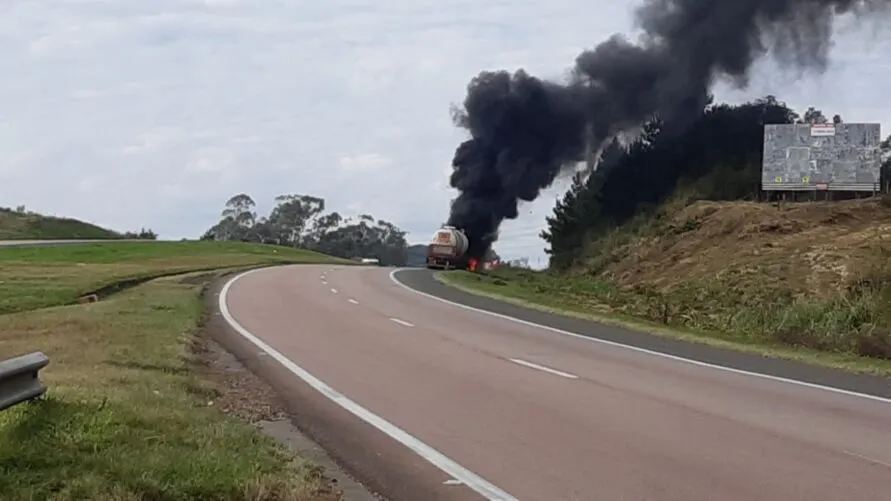 A rodovia está bloqueada nos dois sentidos