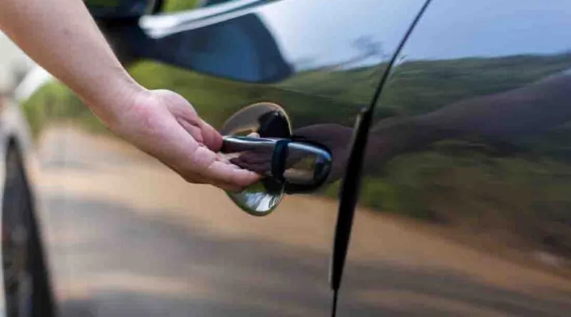 A vítima havia deixado o carro aberto e com a chave na ignição