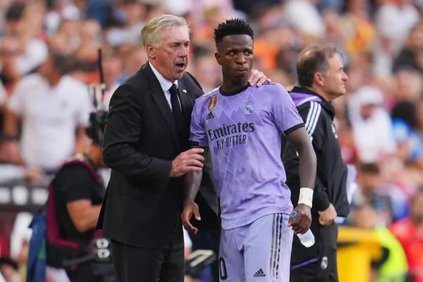 Ancelotti conversa com Vini Junior em jogo do Real Madrid