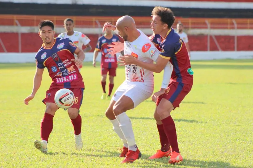 Atacante Roberto durante partida contra o Toledo na última rodada