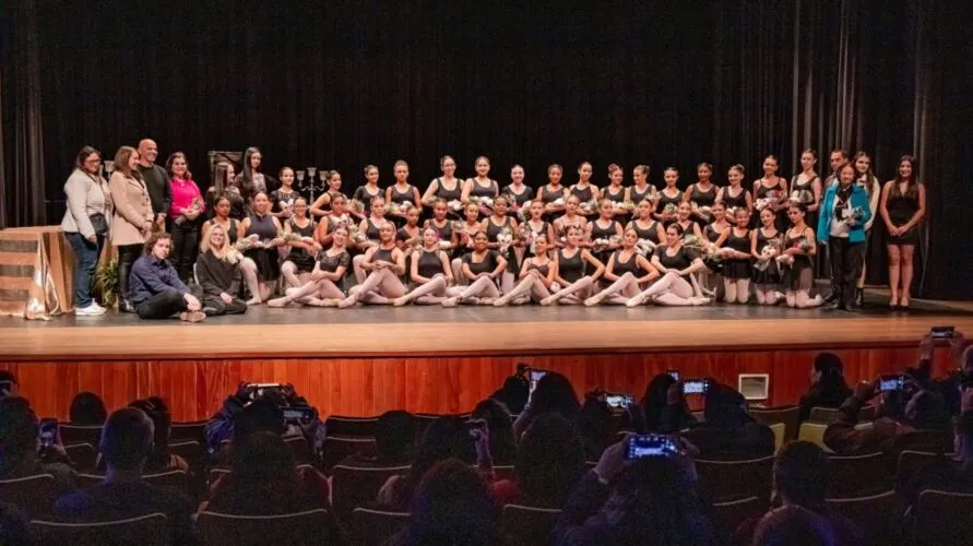 Bailarinas da Escola Municipal de Dança da Prefeitura de Apucarana